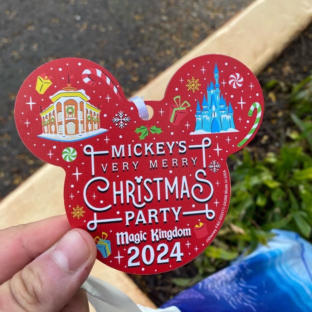 2024 Mickey's Very Merry Christmas Party Disc Ornament Mickey Mouse MVMCP NEW
